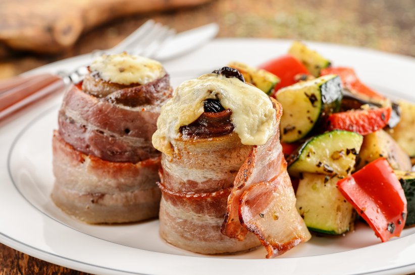 Говядина с черносливом и запеченные овощи