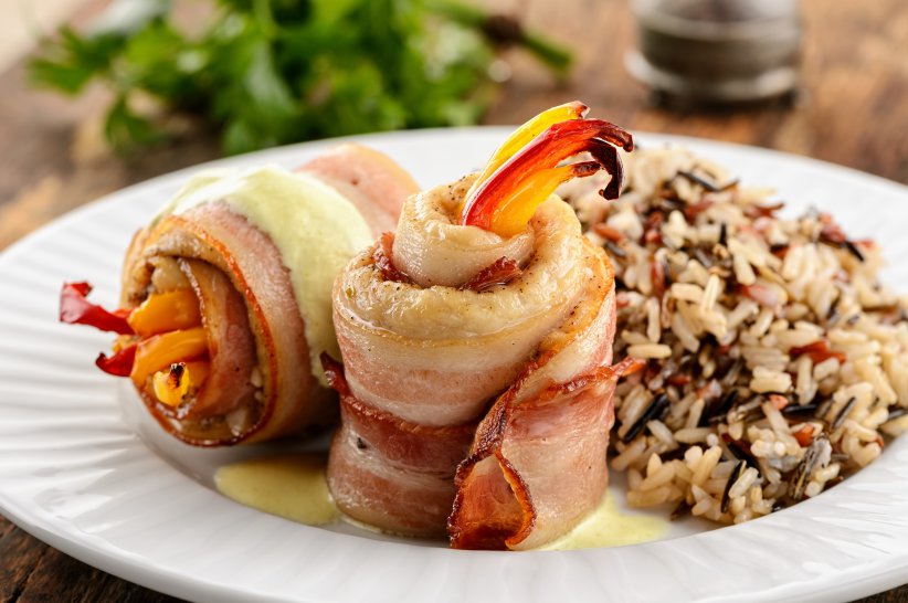 Куриные рулетики в беконе с рисом домино