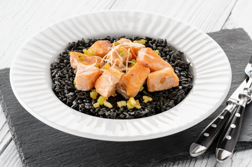 Черное ризотто с семгой