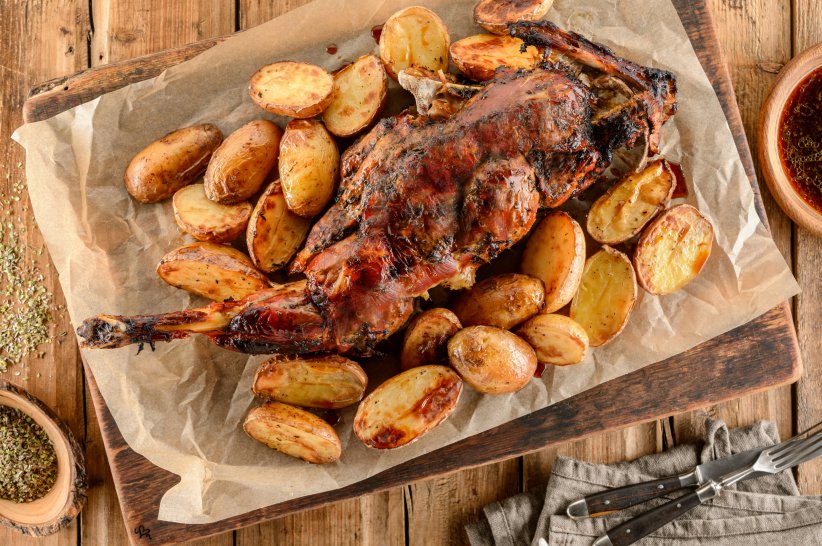 Баранья нога  в пряных травах с печеным картофелем