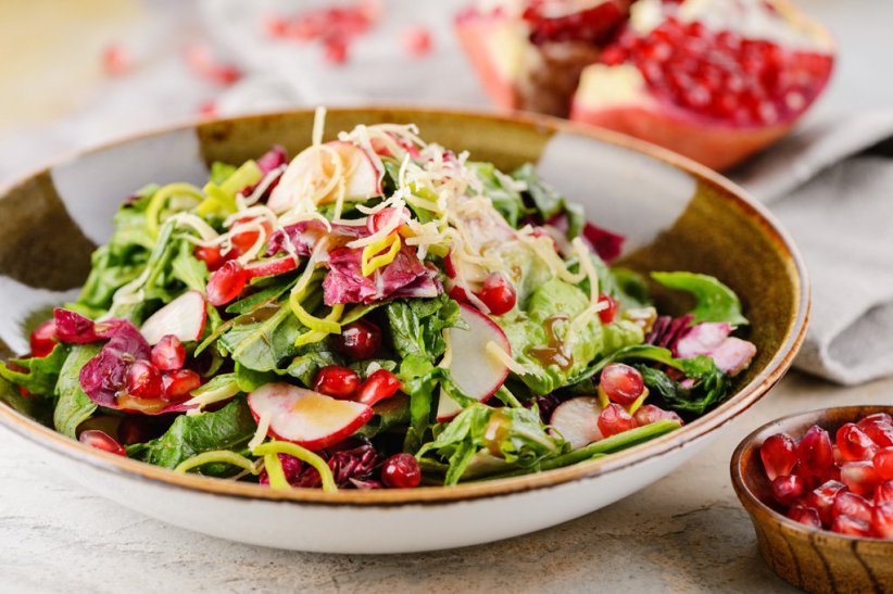 Салат с гранатом и рукколой