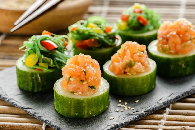 Огуречные стаканчики с салатом чука и семгой