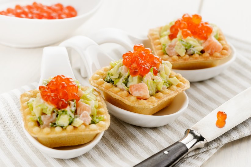 Тарталетки с семгой и авокадо