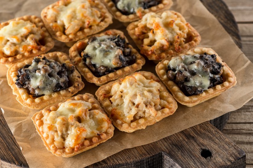 Тарталетки с грибным и куриным жюльеном