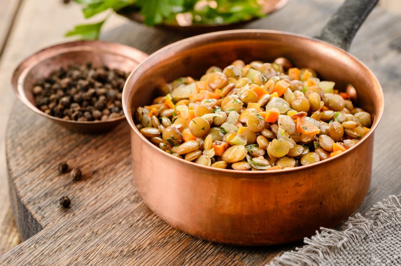 Зеленая чечевица с овощами