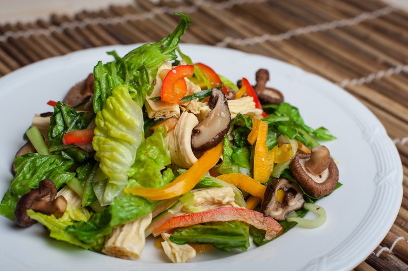 Салат из Фучжу с грибами шиитаке