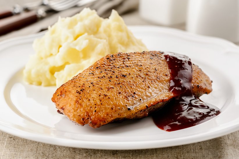 Утиная грудка с картофельным пюре и трюфельным маслом