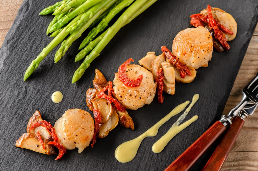 Морской гребешок с белыми грибами