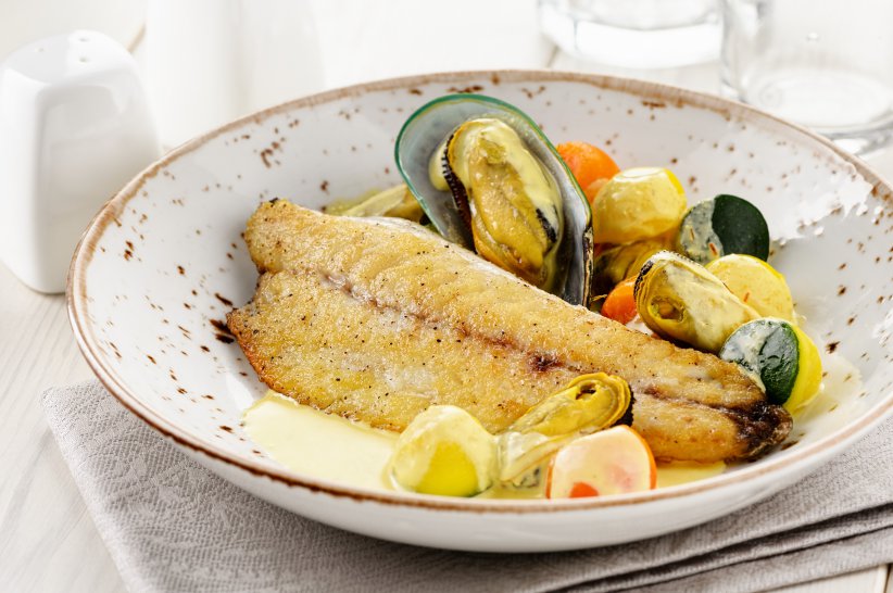 Филе сибаса с мидиями и овощными шариками