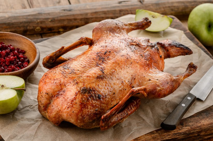 Запеченная утка с яблоками и клюквой