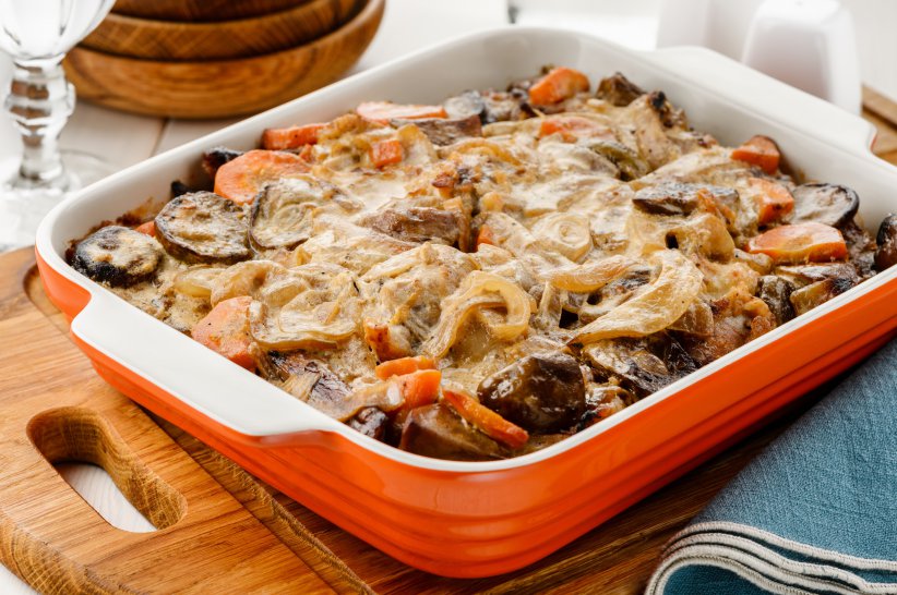 Кролик с белыми грибами